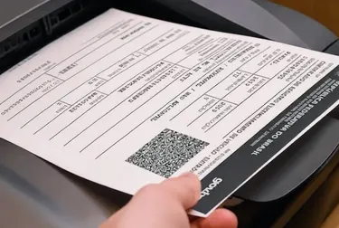 Profissional imprimindo o CRLV-e no despachante em Hortolândia.